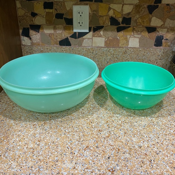 Large and small green vintage Tupperware bowls - Picture 3 of 7